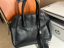 Borsa a mano Gaelle con nappina nera