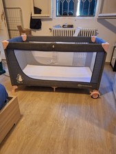 Vendo lettino da campeggio usato pochissimo. Completo di materasso nuovo. 