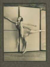 Bella Giovane Donna a Piedi