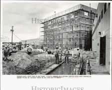 1990 Press Photo Workmen on