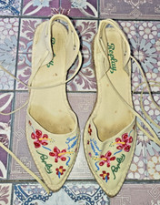 Tacchi con zeppa ricamati