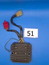 [51] REGOLATORE DI TENSIONE