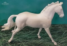Resin horse by Copper Fox. Stablemate scale ISH. UNPAINTED.