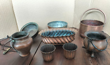 Lotto 8 Antichi oggetti in Rame lavorati a mano Brocca Vassoio Paiolo Tazze
