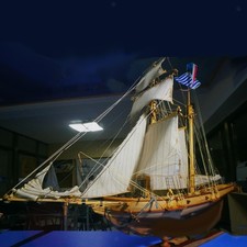 Nave da barca a vela in legno