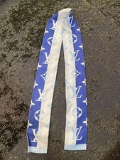 Sciarpa di seta bianca blu