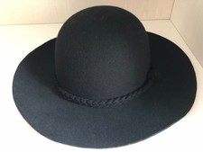 Cappello Gaudì nero in feltro (100% lana) a tesa larga e dritta.