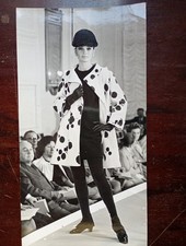 Foto SFILATE ANNI 60 MODELLA CREAZIONE ABITO PASSERELLA GATTINONI FERRE' ECC.