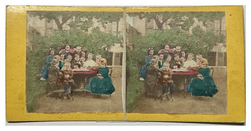 Famiglia intorno tavolo - famiglia,