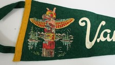 Vintage Vancouver Canada Totem Pole Lake / Forest Pennant verde