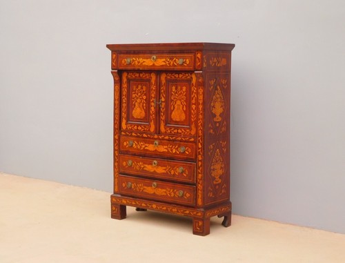 Mobile credenza quattro ante