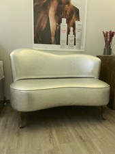 Divanetto Vintage 2 posti in pelle ecologica color argento con motivi floreali