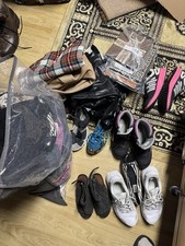 28 articoli vintage da donna: 8 paia di scarpe cappotti, costumi, sciarpe, cappelli ecc.