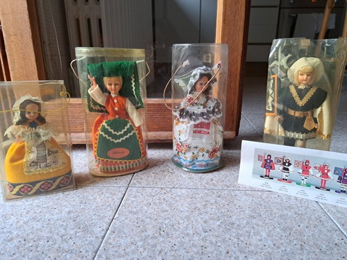 Bambole statuette souvenir