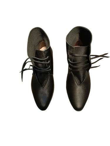 Scarpe medievali fatte - , mano