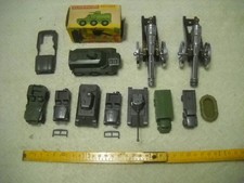 Lotto 12 automezzi militari e cannoni in metallo e plastica - anni 60 / 70