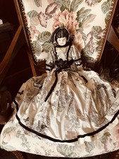 Bambola di porcellana vestiti