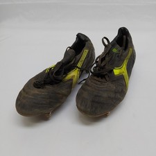 Scarpini da calcio di Paolo Rossi con autografo fortemente usati e sporchi