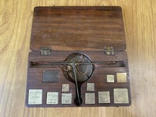 ANTICA BILANCIA CON 11 PESI MONETARI MONETALI MONETE GENOVA SPAGNA