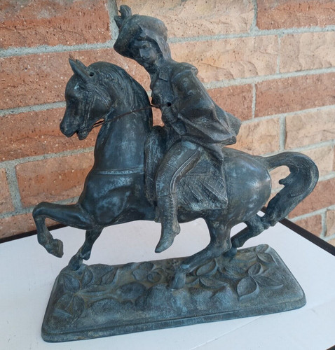 Antica statua cavallo con