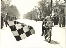 1955 ca MOTOGIRO Tappa UDINE - Remo MANGANELLI vince la gara su moto BIANCHI 175