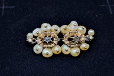 spilla in oro antico, 2 rosette e perle scaramazze, lunghezza 4cm, gr. 8,20