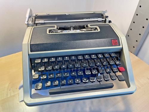 Macchina per scrivere olivetti - per,
