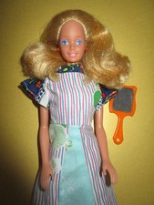 B-1062) ANTICO ABITO VINTAGE BARBIE MATTEL MALESIA VINTAGE + VECCHIE SCARPE + SPECCHIO