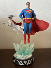 Statua Superman & Krypto scala