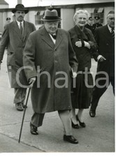 1955 LONDON Sir Winston CHURCHILL with his wife leaving for Sicily - Photo 15x20