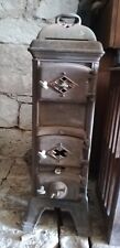 Vecchia stufa in ghisa usata