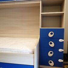 Cameretta a ponte, color olmo e blu, due letti a doghe di cui uno a scomparsa.