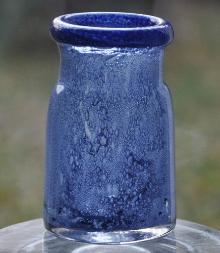 Vaso vetro blu firmato - in,