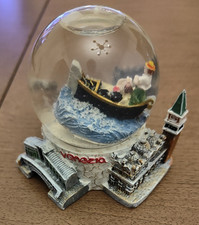 Palla di vetro con neve