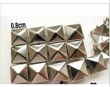 200pz 0,8cm borchie sfuse a piramide argento *pyramid STUDS silver