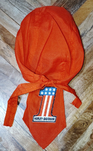 Cappello rosso con toppa