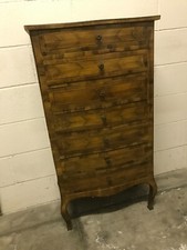 cassettiera/settimino intarsiata, con cassetti leggermente curvati.