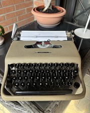 Macchina da scrivere OLIVETTI