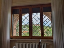 finestre usate in legno con doppio vetro; in alluminio con doppio vetro satinato