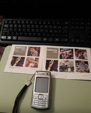 Nokia N70 con libretti e caricabatterie