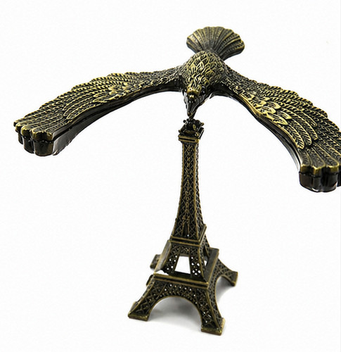 Scultura aquila volante sulla - aquila,