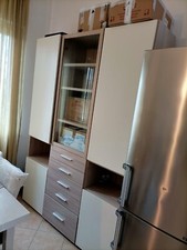 credenza moderna con vetrina