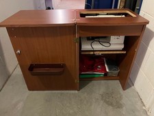 Mobile per macchina da cucire con meccanismo ascensore a scomparsa