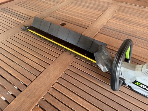 Accessorio spazzasiepi per