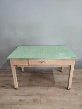 68871 Tavolo con base bianca e piano in formica verde