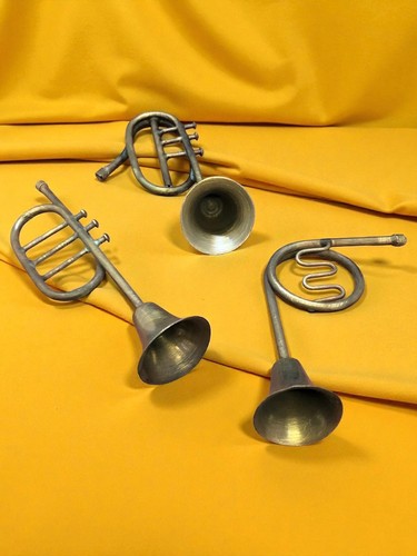 Tris trombe strumento - trombe, corteo
