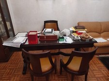 scrivania da studio con ripiano in vetro, e sedie in coordinato