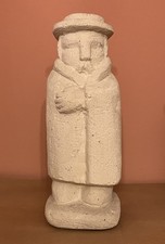 Uomo con tabarro, scultura in