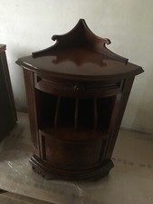 Mobile antico ad angolo