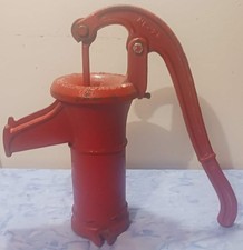 Antica pompa manuale acqua